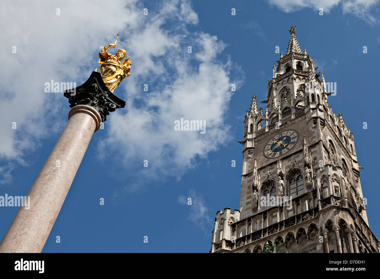 Vista baja de Ayuntamiento, Munich, Baviera, Alemania Foto de stock