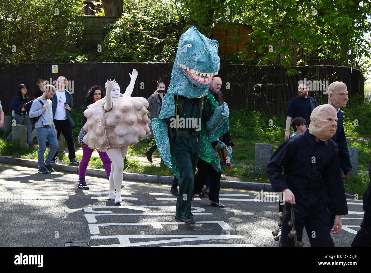 Londres, Reino Unido, 4 de mayo de 2013: Serrana Korda es espectacular monstruo gigante marioneta toma parte en una actuación especial "parodia la Bestia' Foto de stock