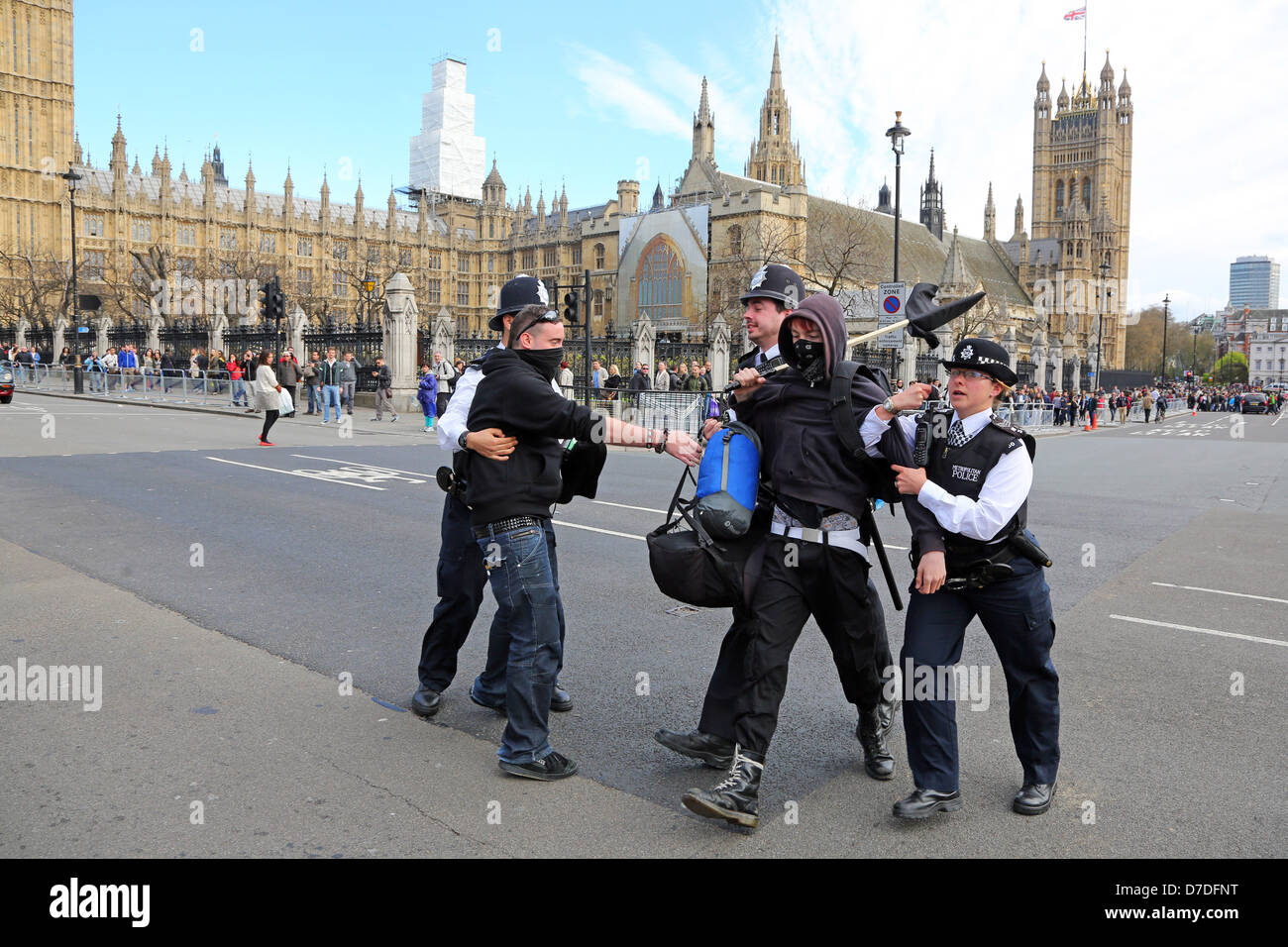 Londres, Reino Unido. El 4 de mayo de 2013. Los manifestantes en el Anonymous UK manifestación anti-austeridad desalojadas de sentarse en la calle por la policía, en Westminster, las Casas del Parlamento, Londres, Inglaterra. Crédito: Paul Brown / Alamy Live News Foto de stock