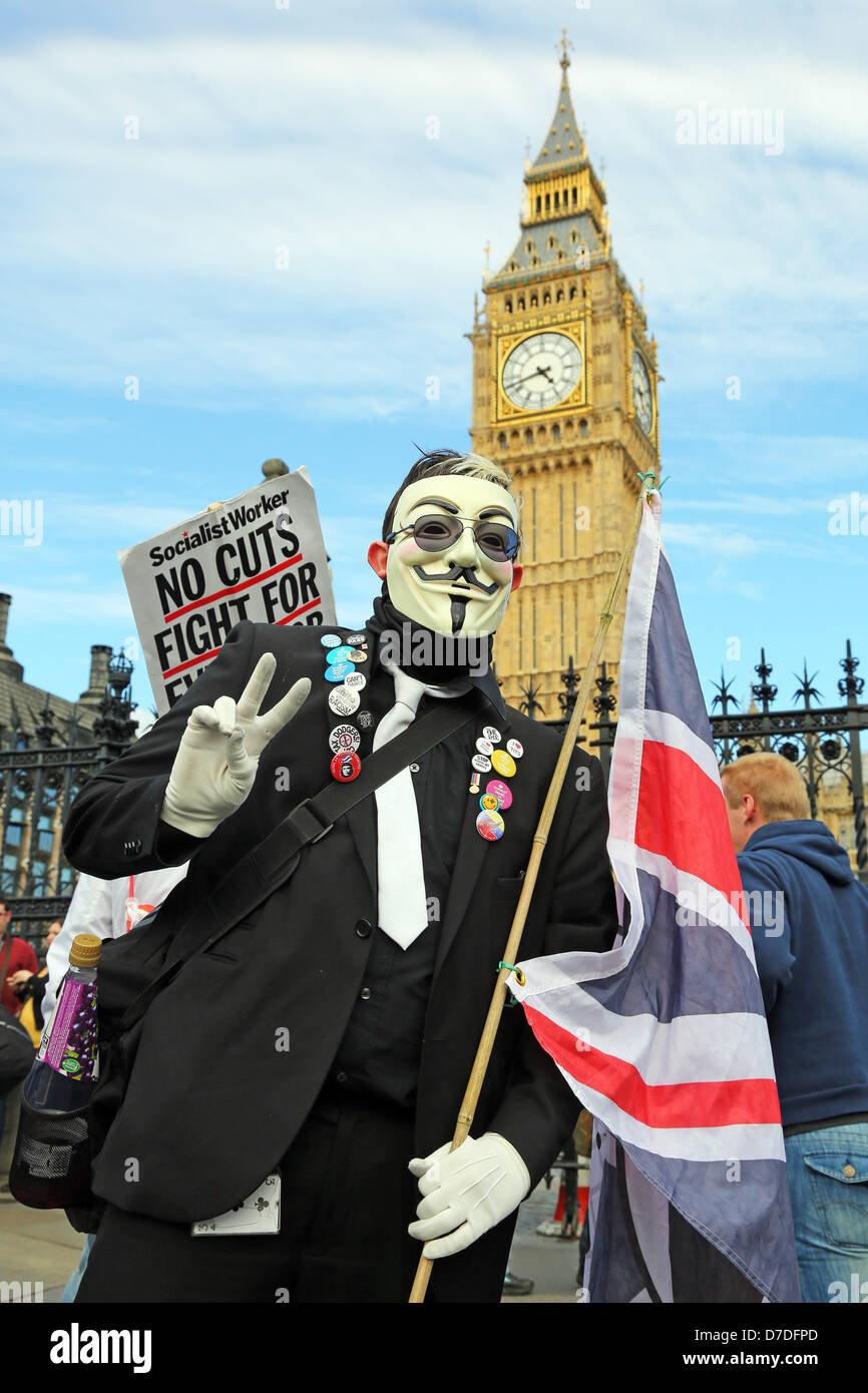 Londres, Reino Unido. El 4 de mayo de 2013. Los manifestantes en el Anonymous UK manifestación anti-austeridad en Westminster, las Casas del Parlamento y el Big Ben, Londres, Inglaterra. Crédito: Paul Brown / Alamy Live News Foto de stock
