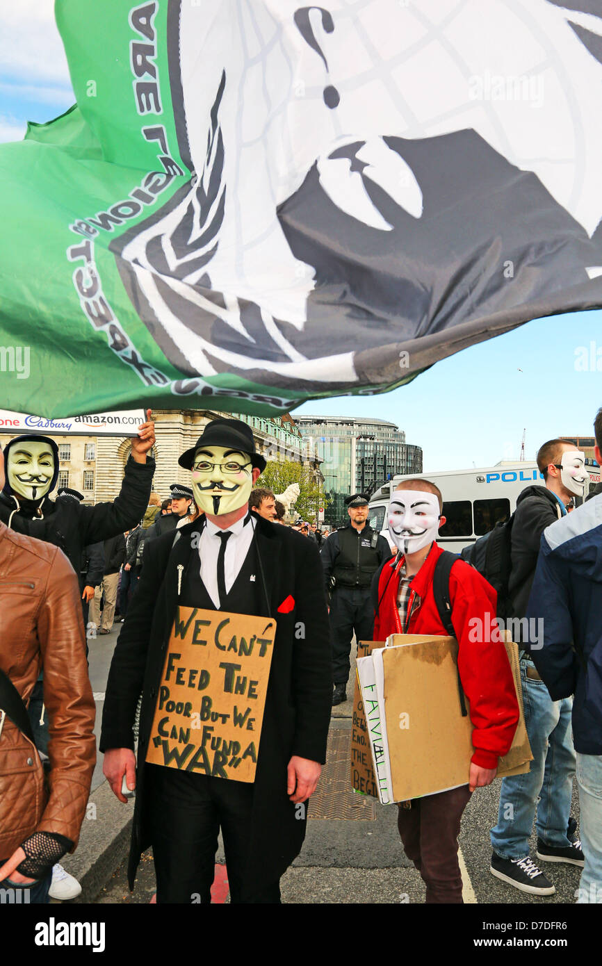 Londres, Reino Unido. El 4 de mayo de 2013. Los manifestantes en el Anonymous UK anti-austeridad manifestación en el puente de Westminster, Londres, Inglaterra. Crédito: Paul Brown / Alamy Live News Foto de stock
