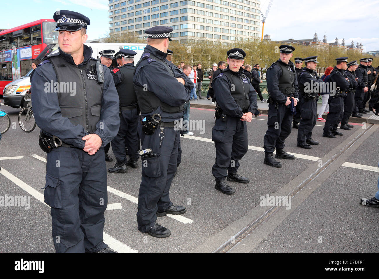 Londres, Reino Unido. El 4 de mayo de 2013. Los manifestantes bloquearon por la policía en el Reino Unido anónimo anti-austeridad manifestación en el puente de Westminster, Londres, Inglaterra. Crédito: Paul Brown / Alamy Live News Foto de stock