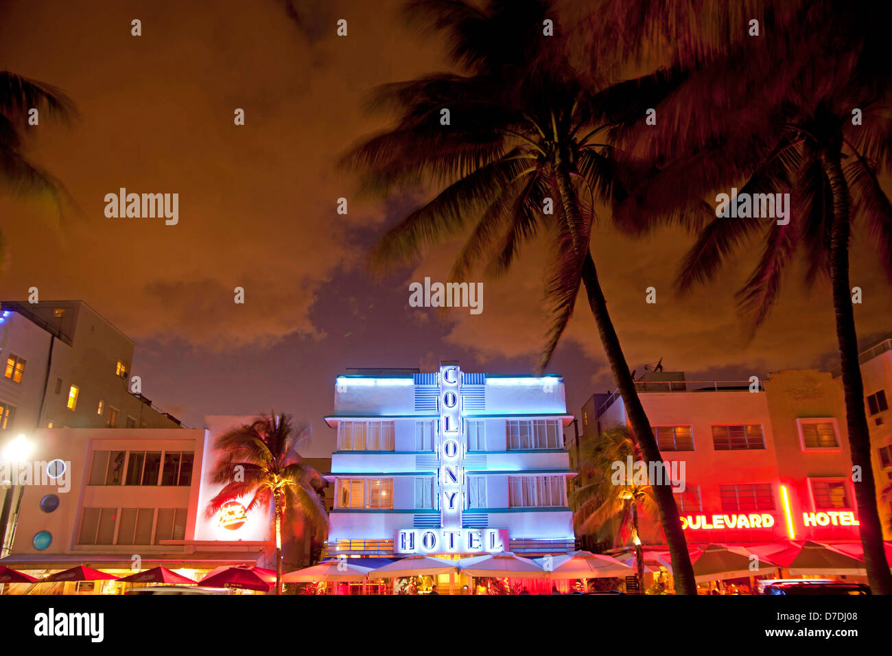 Hoteles Art Decó iluminada en el famoso Ocean Drive, en South Beach, Miami Beach, Florida, EE.UU. Foto de stock