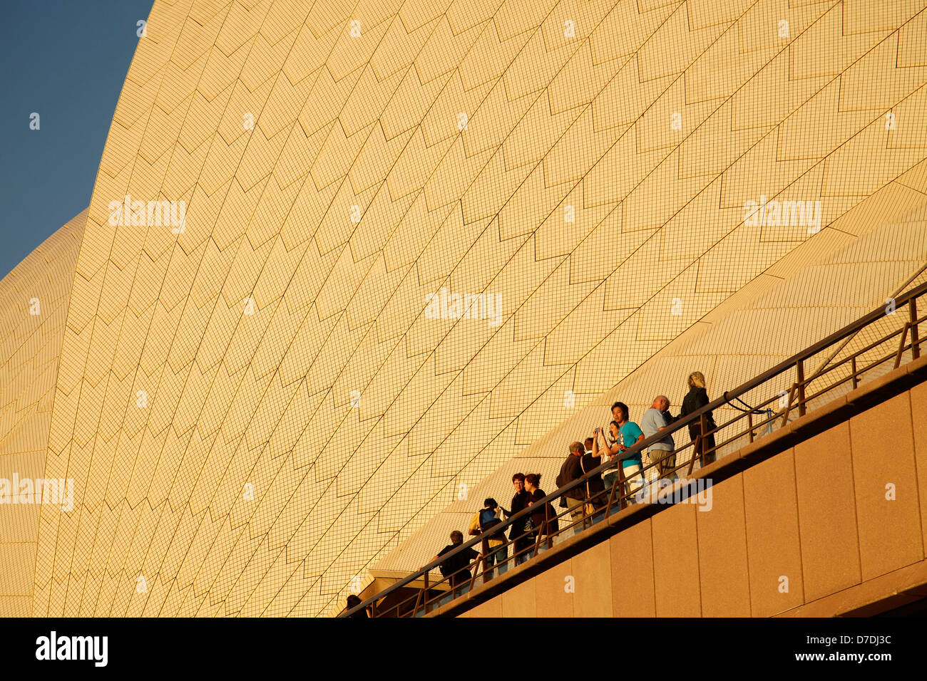 Los turistas en la parte delantera del techo gigante de la famosa ópera de Sydney, New South Wales, Australia Foto de stock