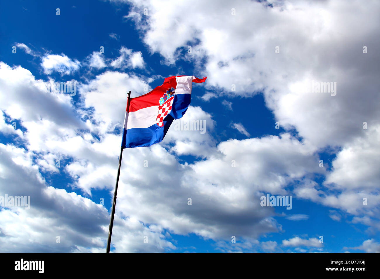 La bandera nacional de Croacia está agitando contra el azul cielo nublado en la luz del sol Foto de stock
