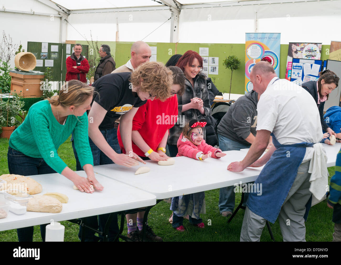 Leyburn, Yorkshire, Reino Unido. 4 de mayo de 2013. Los visitantes participan en la panificación en el Dales Festival de Comida, Leyburn, Yorkshire, Reino Unido Foto de stock