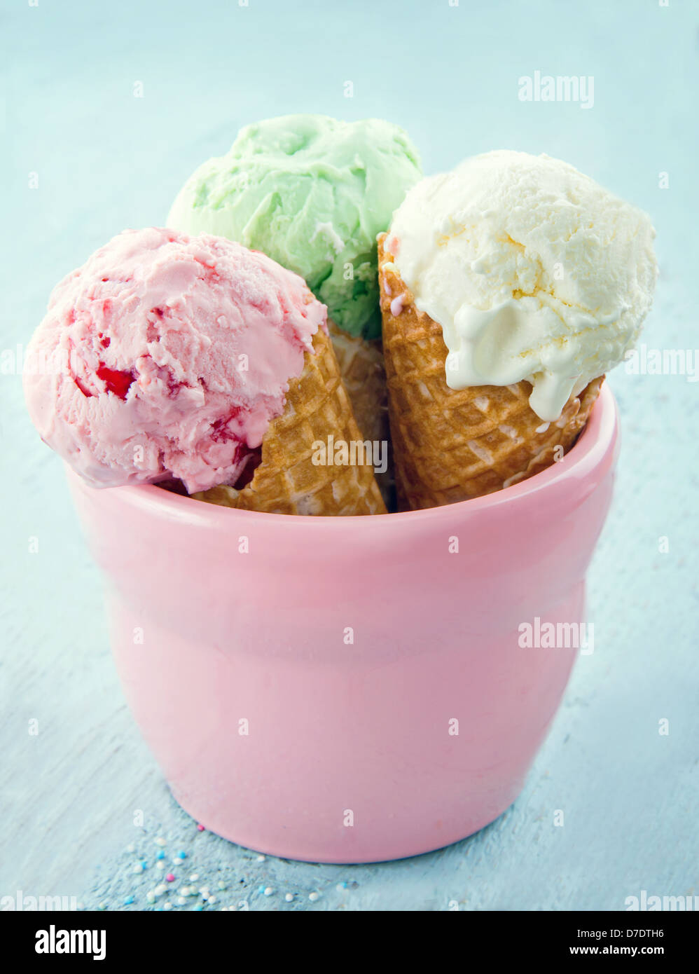 Tres conos de helado en un tarro rosa azul sobre fondo de madera vintage  Fotografía de stock - Alamy