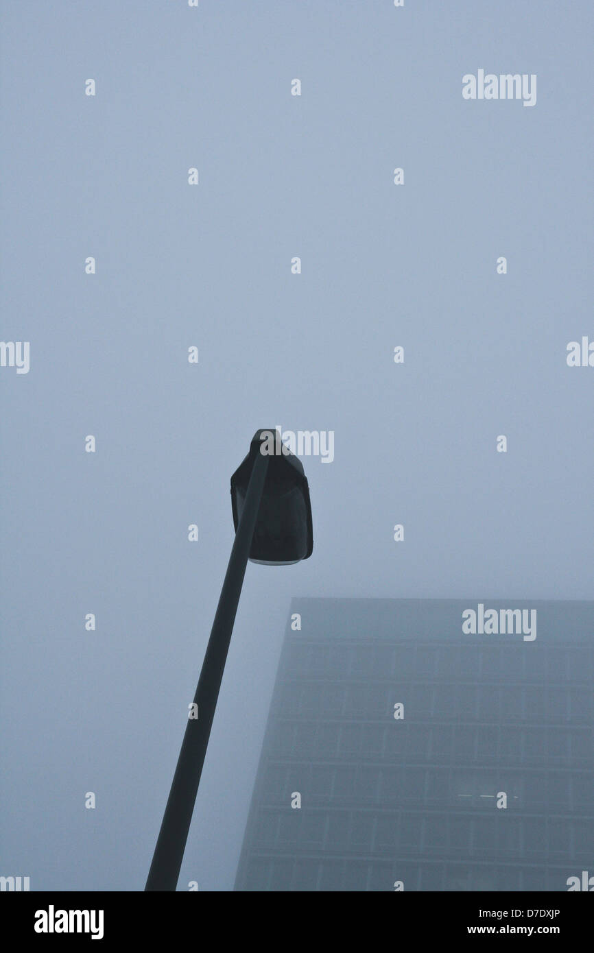 Strassenlampe im Nebel Foto de stock