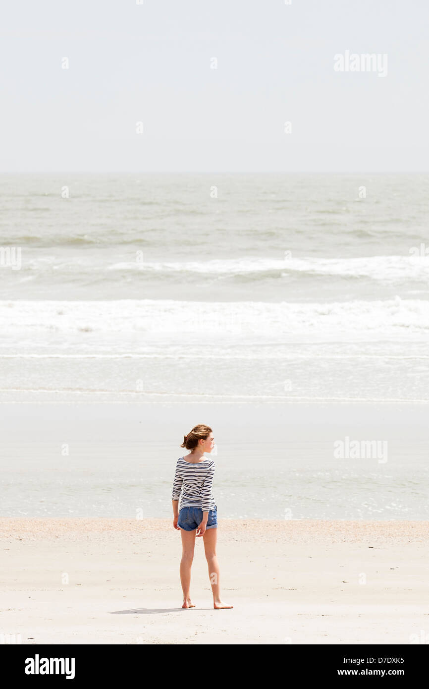 Chica busca en la playa Foto de stock
