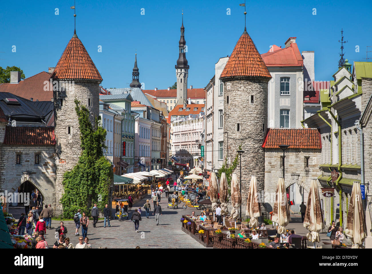 Ciudad vieja de Tallin, Estonia, Viru Street y las torres medievales de la entrada Viru Foto de stock