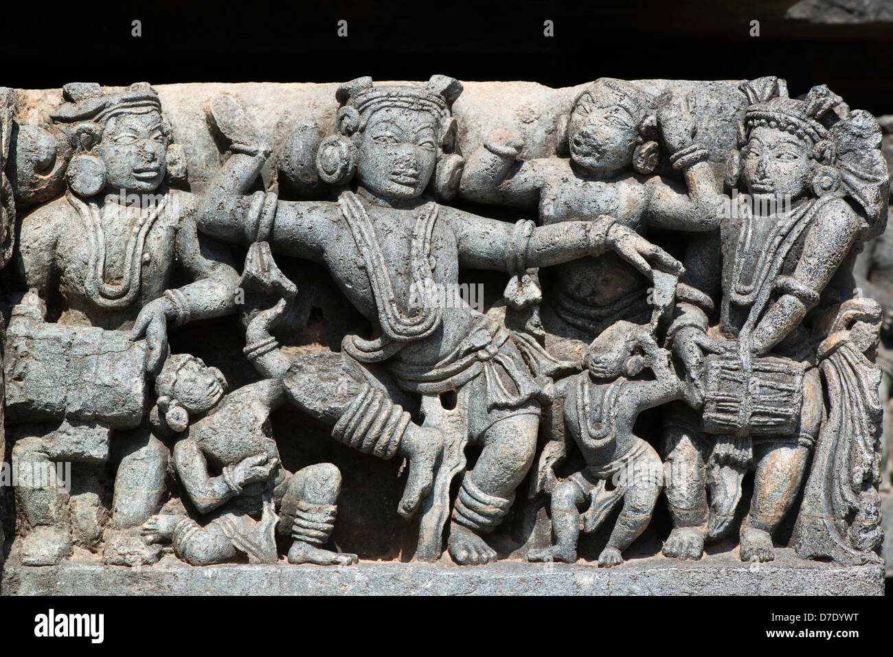 Ejemplos de escultura Hoysala magistral adornan el templo Hoysaleswara de Halebidu hindú, cerca de Hassan, Karnataka, India Foto de stock