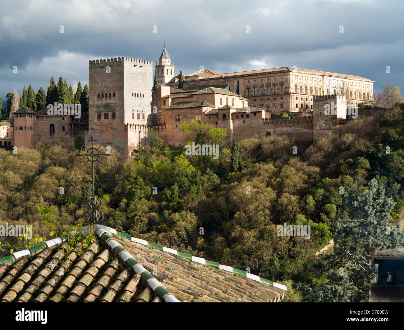 Vista de los palacios de la Alhambra nazarí sobre los tejados del Albaicín, Granada, España Foto de stock