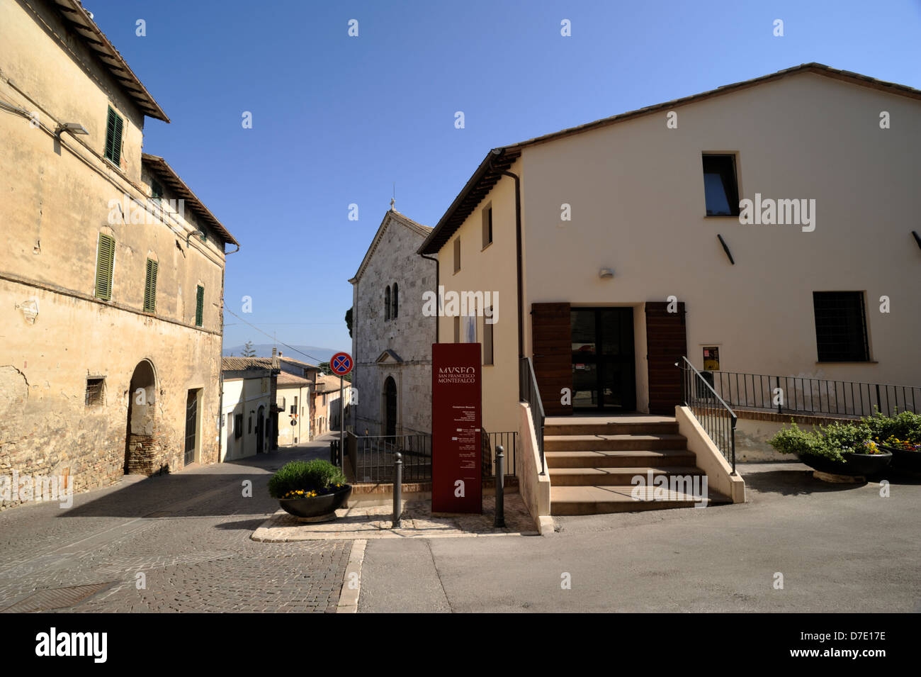 Italia, Umbria, Montefalco, Museo di San Francesco, la iglesia y el museo Foto de stock