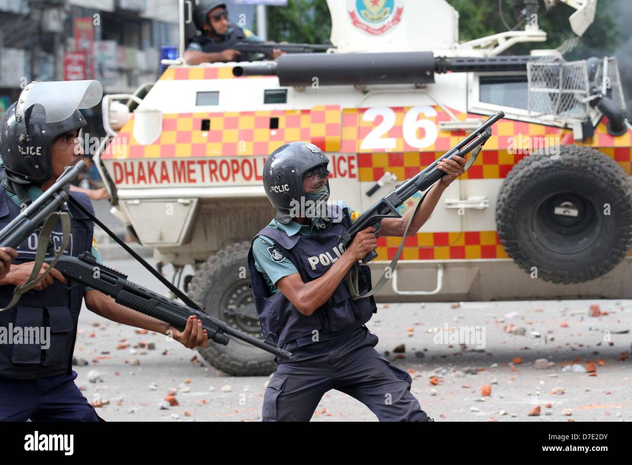 Dhaka, Bangladesh. 5 de mayo, 2013. La policía dispara balas de goma hacia los partidarios del Islam y Hefajat-e Islami Chhatra Shibir para dispersar a los manifestantes en las calles como se enfrentaron con la policía durante una manifestación celebrada en Paltan en Dhaka, Bangladesh. Miles de islamistas traídos a Dhaka una moratoria sobre 05 de mayo como exigieron un anti-ley de blasfemia que conlleva la pena de muerte, y los funcionarios dijeron que un obrero fue muerto en enfrentamientos entre manifestantes y la policía. Los partidarios de la radical Hefazat-e-Islam grupo llevaba palos y bloquearon los principales puntos de entrada a la ciudad Foto de stock