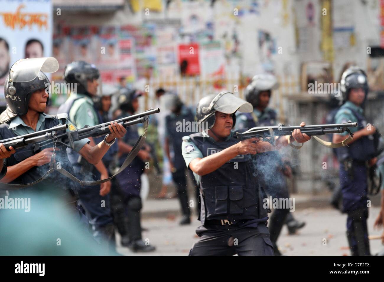 Dhaka, Bangladesh. 5 de mayo, 2013. La policía dispara balas de goma hacia los partidarios del Islam y Hefajat-e Islami Chhatra Shibir para dispersar a los manifestantes en las calles como se enfrentaron con la policía durante una manifestación celebrada en Paltan en Dhaka, Bangladesh. Miles de islamistas traídos a Dhaka una moratoria sobre 05 de mayo como exigieron un anti-ley de blasfemia que conlleva la pena de muerte, y los funcionarios dijeron que un obrero fue muerto en enfrentamientos entre manifestantes y la policía. Los partidarios de la radical Hefazat-e-Islam grupo llevaba palos y bloquearon los principales puntos de entrada a la ciudad Foto de stock