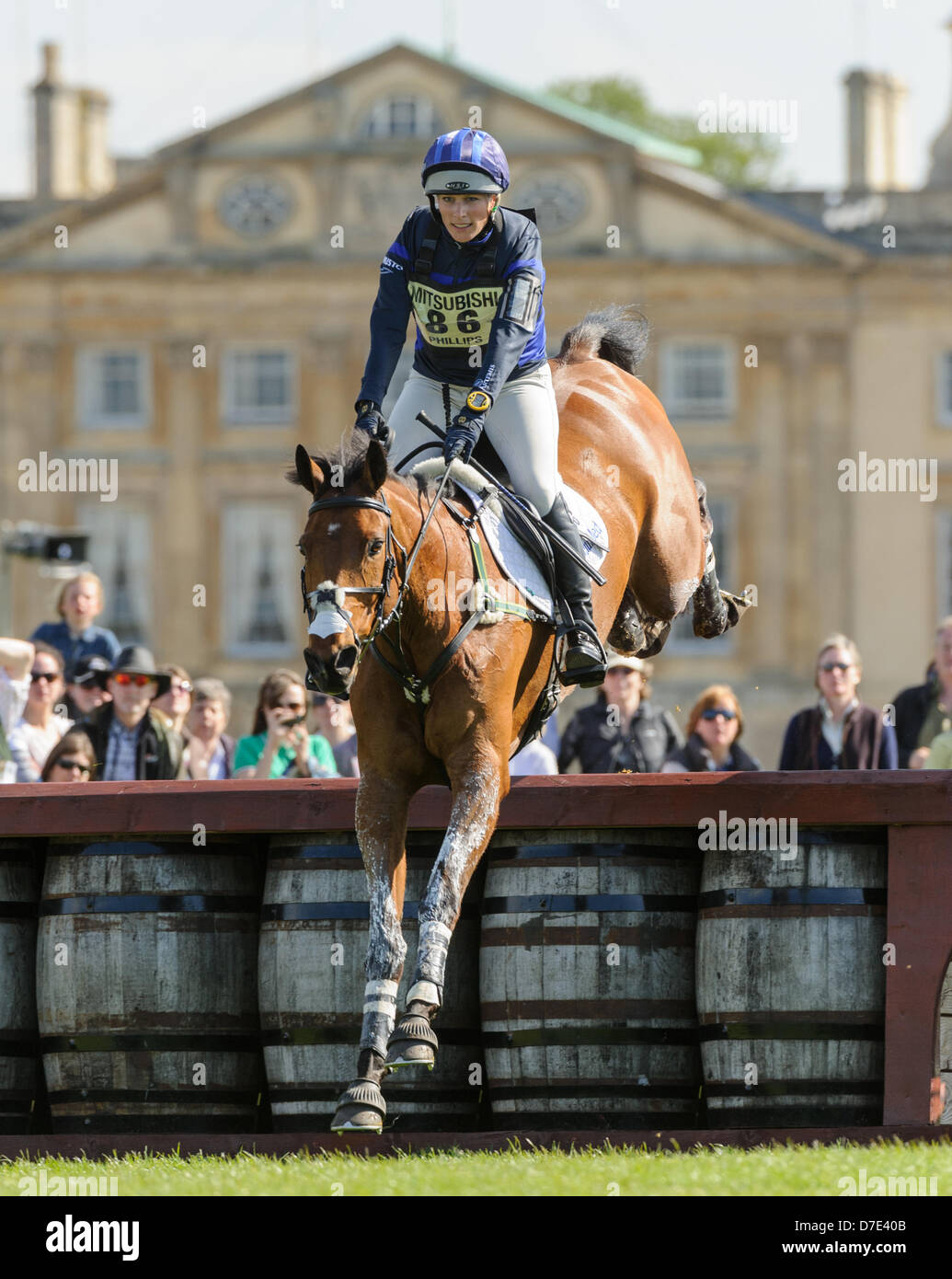 Badminton Horse Trials, Reino Unido. 5 de mayo, 2013. Zara Phillips y alta UNIDO - La fase de cross country de Mitsubishi Motors Badminton Horse Trials, domingo 5 de mayo de 2013 Foto de stock