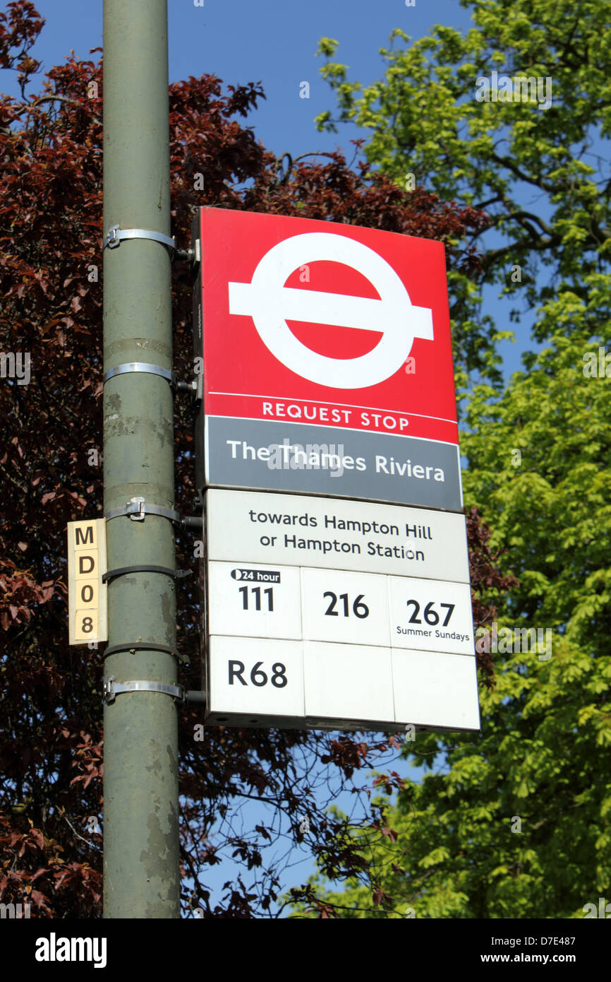 Solicitar la parada de autobús en el Támesis Riviera, Hampton, Middlesex, Inglaterra, Reino Unido. Foto de stock