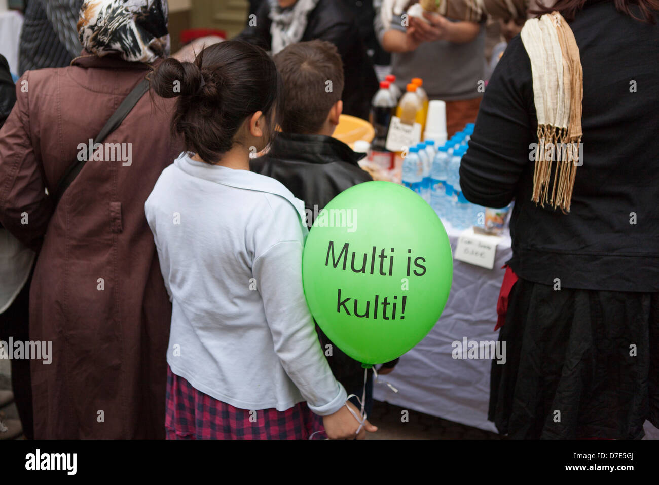 Chica turca celebra el día del trabajo en el primero de mayo con un globo multicultural en Kreuzberg de Berlín, Alemania Foto de stock