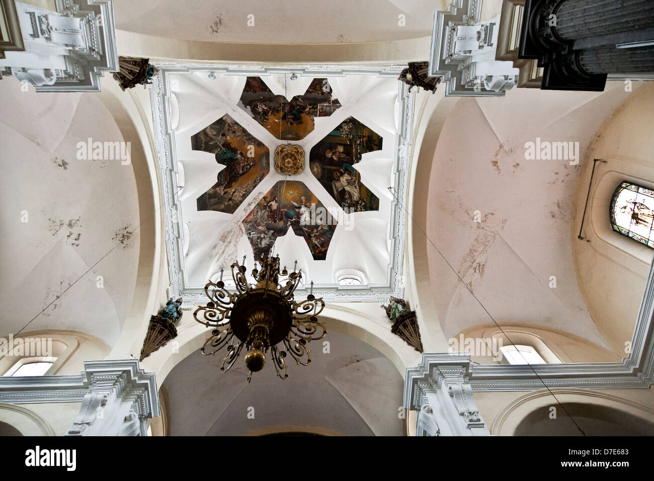 Vista interior de la cúpula ricamente decorado con candelabros colgantes  jesuita del siglo XVII, Iglesia de la Compañía de Jesús, Puebla, México  Fotografía de stock - Alamy