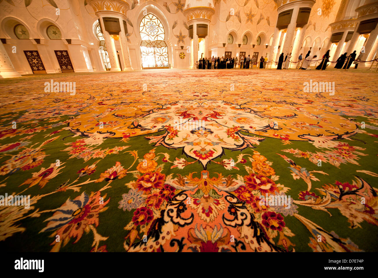 Sheikh zayed mosque carpet fotografías e imágenes de alta resolución - Alamy