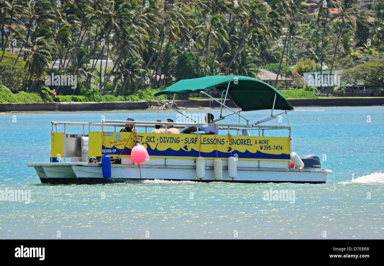 Un Pontoon Boat para turistas recibiendo clases de buceo en Hawaii Kai, Oahu, Hawaii. Foto de stock