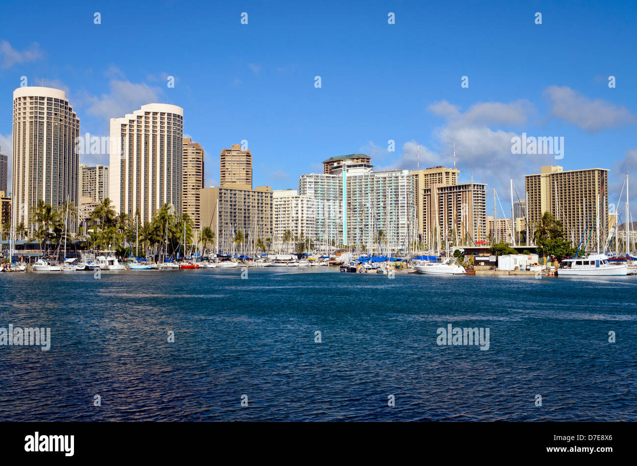 Vista de Honolulu Yacht Harbor de Isla Mágica con edificios detrás de Honolulu Foto de stock
