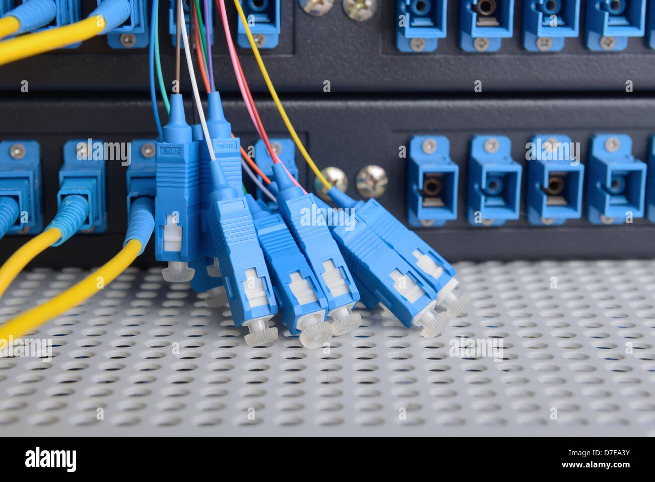 Servidor de red de fibra y hardwares en un centro de datos de internet Foto de stock