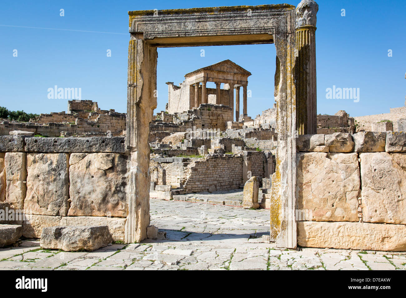 El Capitolio templo en ruinas romanas de Dougga en Túnez Foto de stock
