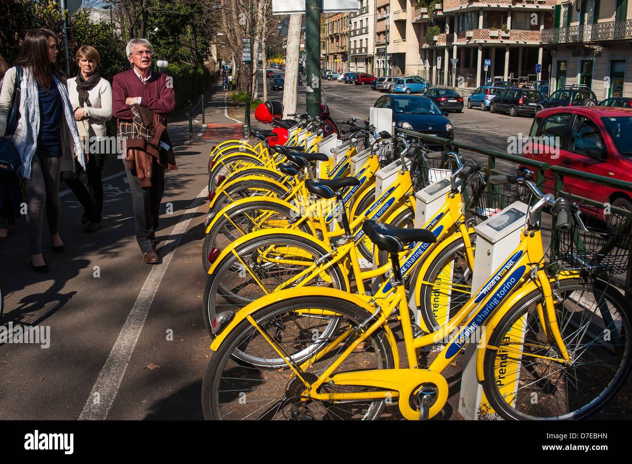 Europa Italia Turín Piamonte Alquiler de bicicletas municipales en las calles de la ciudad. Foto de stock