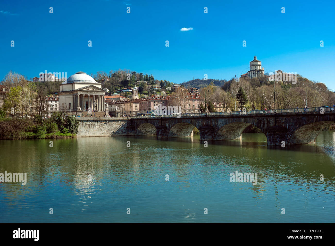 Italia Piemonte Torino piazza della Gran Madre Iglesia de la Gran Madre, puente de piedra y el río Po Foto de stock