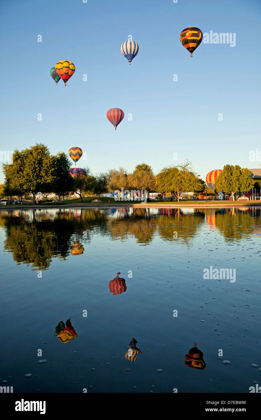 Los globos de aire caliente en el Festival de Globos de Yuma se refleja en un lago en Yuma, Arizona, Estados Unidos de América, EE.UU. Foto de stock
