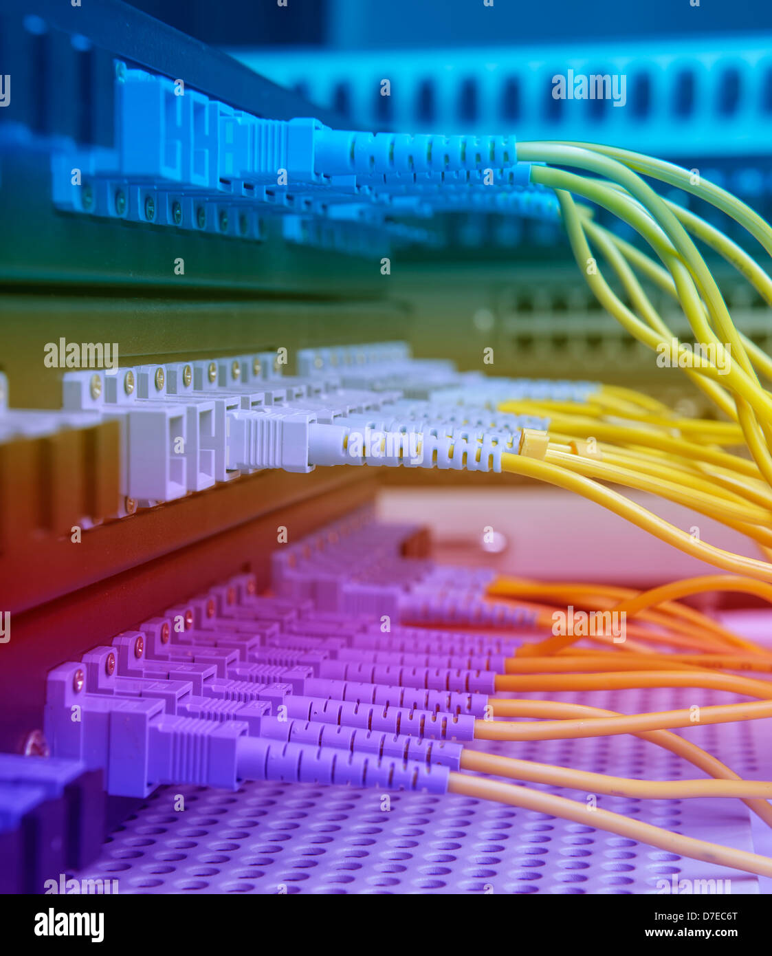 Servidor de red de fibra y hardwares en un centro de datos de internet Foto de stock
