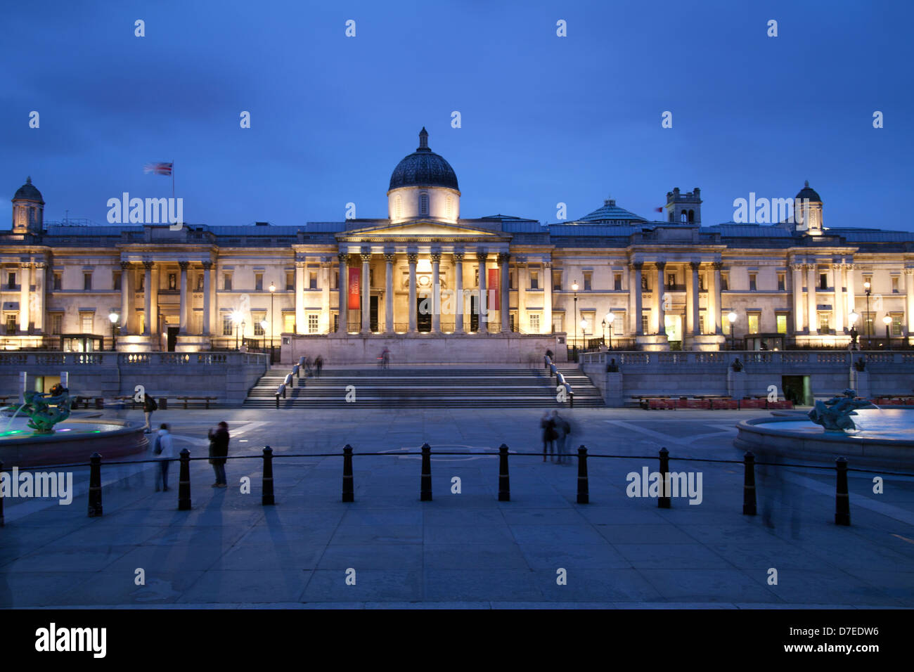 Trafalgar Square y la Galería Nacional de Retratos en la noche, la ciudad de Londres, Reino Unido Foto de stock