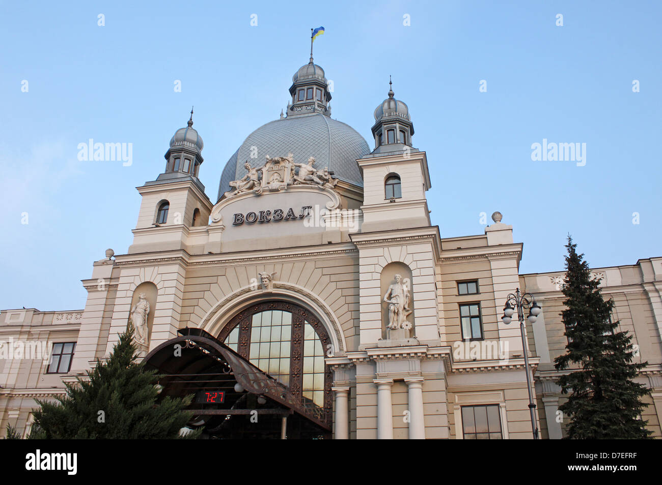 Estación de ferrocarril en Lviv Foto de stock