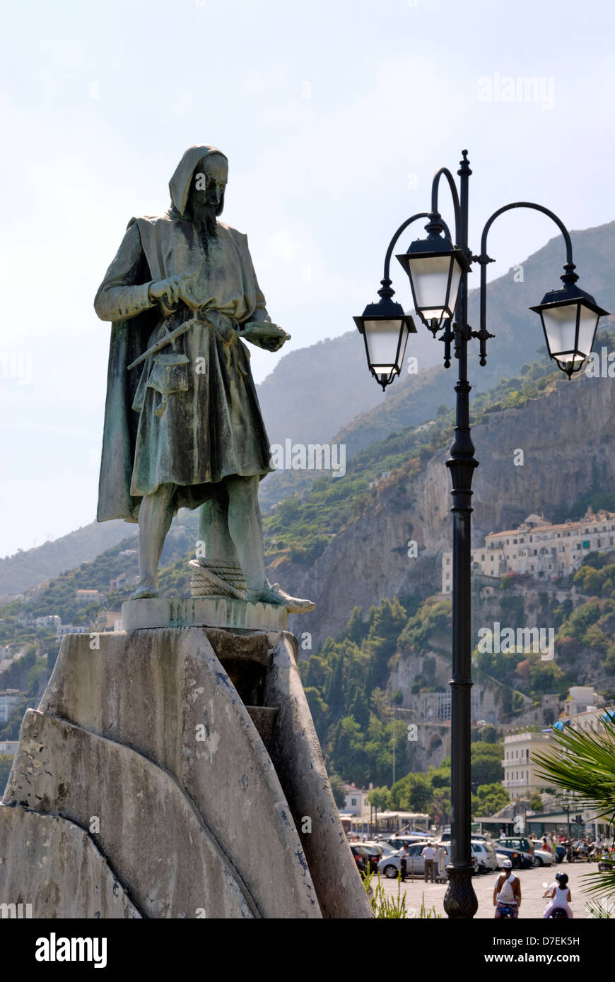Amalfi. La Campania. Italia. Vista del estatuto de Flavio Gioia, en la Piazza Flavio Gioia en la ciudad de Amalfi. Un comerciante naviga Foto de stock