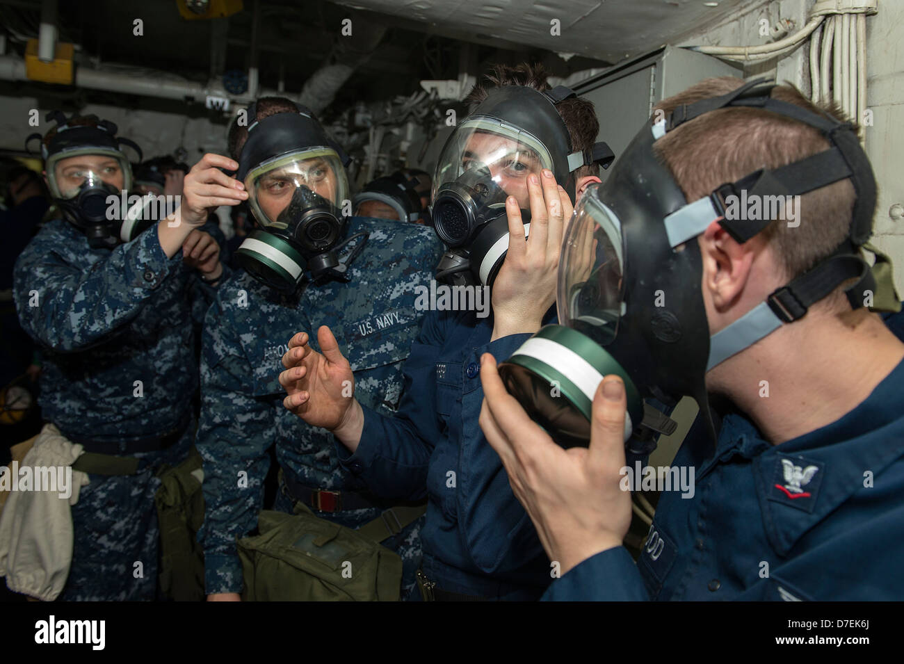 Los marineros poner máscaras de gas durante un CBR de taladro. Foto de stock