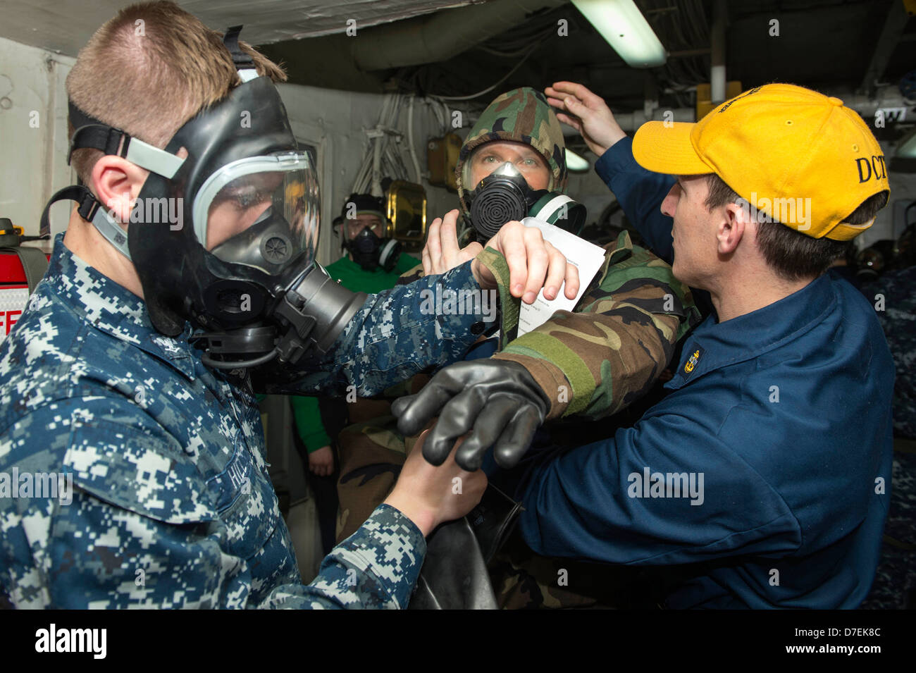 Los marineros póngase el equipo de protección personal durante un CBR de taladro. Foto de stock