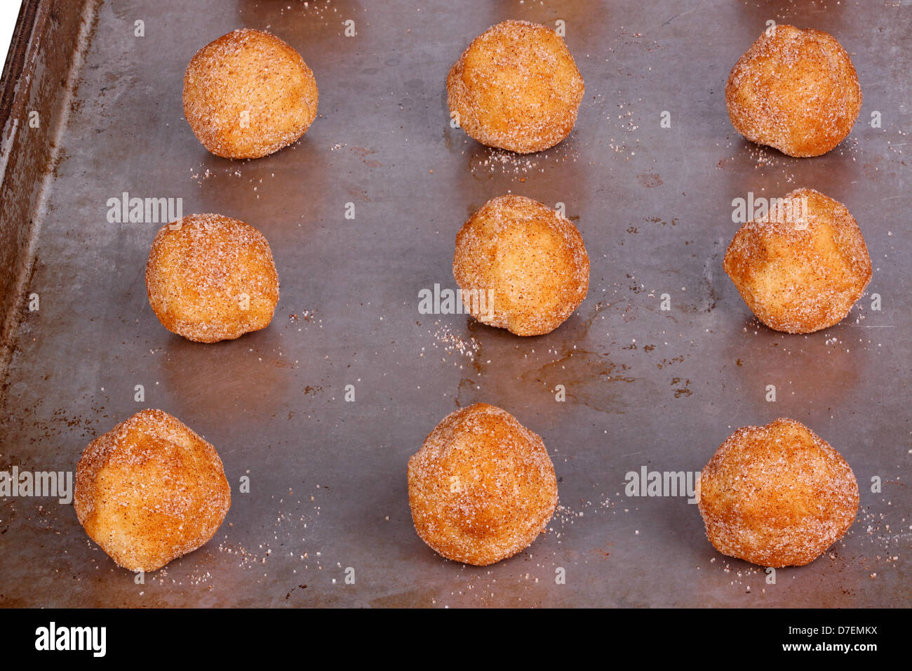 Las bolas de masa para galletas snickerdoodle sobre un recipiente listo para ser horneado Foto de stock