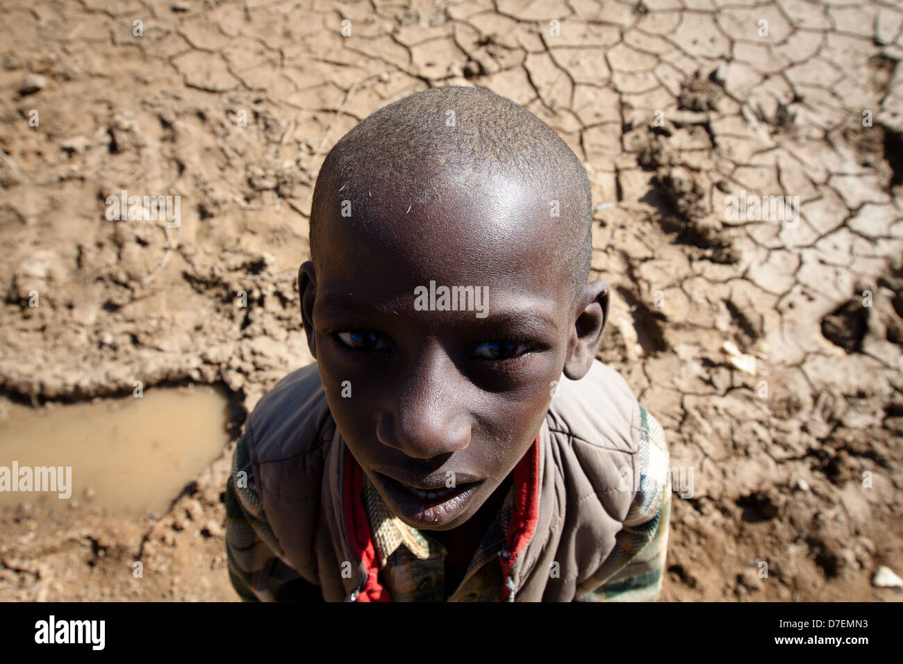 Un niño por un lecho de río seco en la región de Tahoua Níger Foto de stock