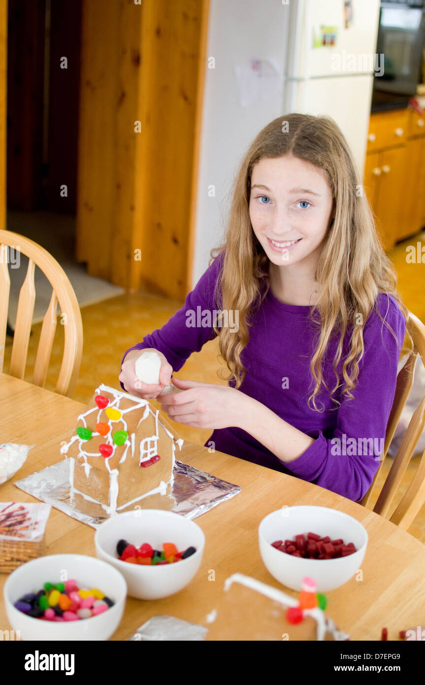 Chica decorar una casa de jengibre Foto de stock