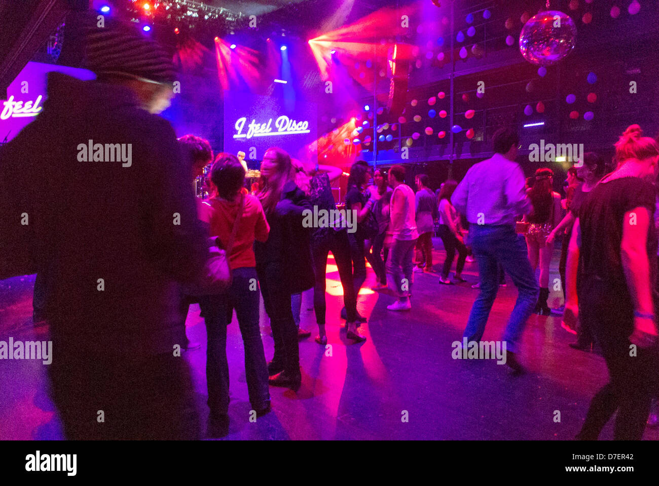 Discoteca musica noche baile piso personas fotografías e imágenes de alta  resolución - Alamy