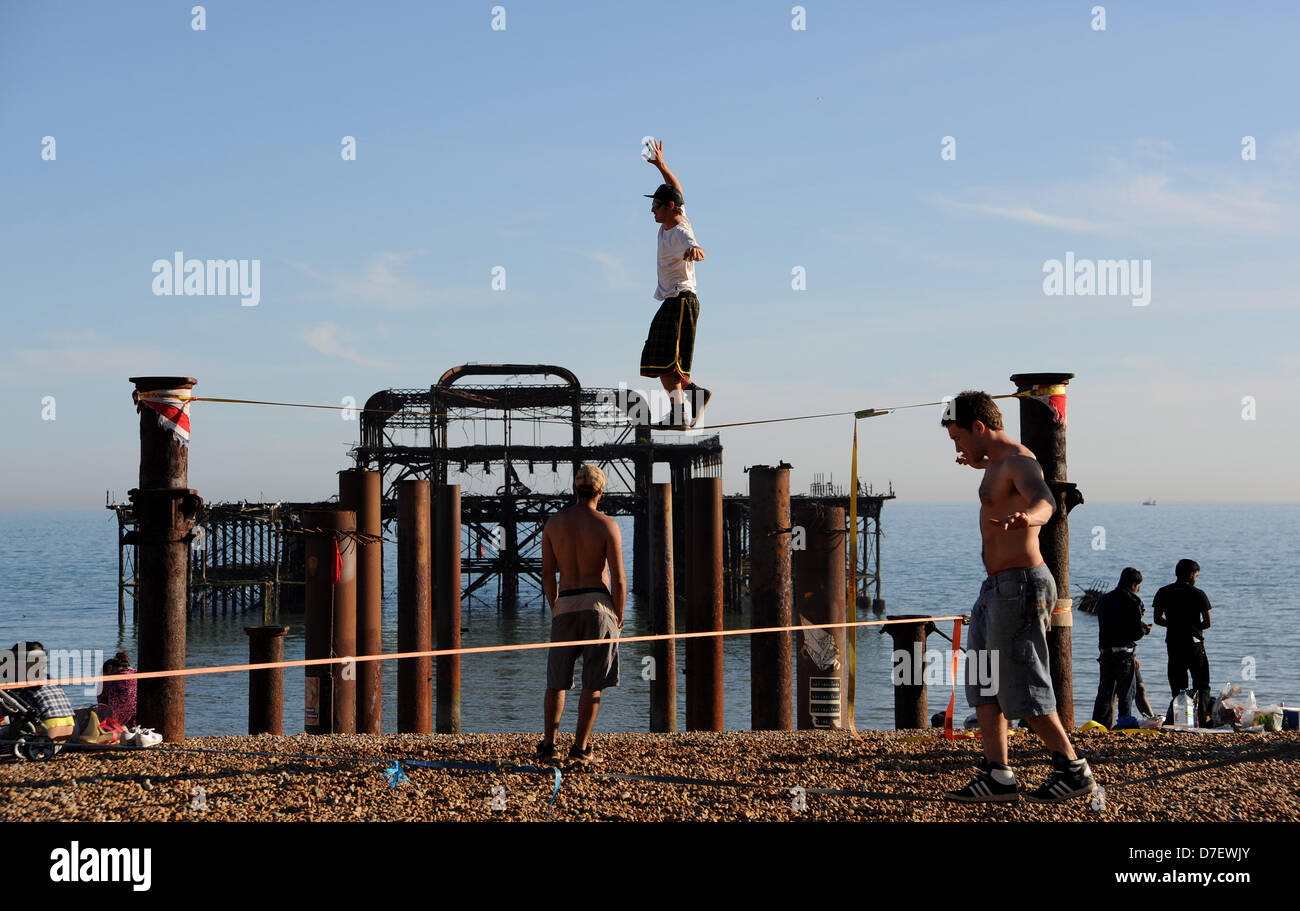 Brighton, Reino Unido el 6 de mayo de 2013 - Estrecha cuerda andadores probar sus habilidades en el West Pier en Brighton Beach temprano en la noche después de un largo día de sol durante el Día Feriado Lunes fotografía tomada por Simon Dack/Alamy Live News Foto de stock