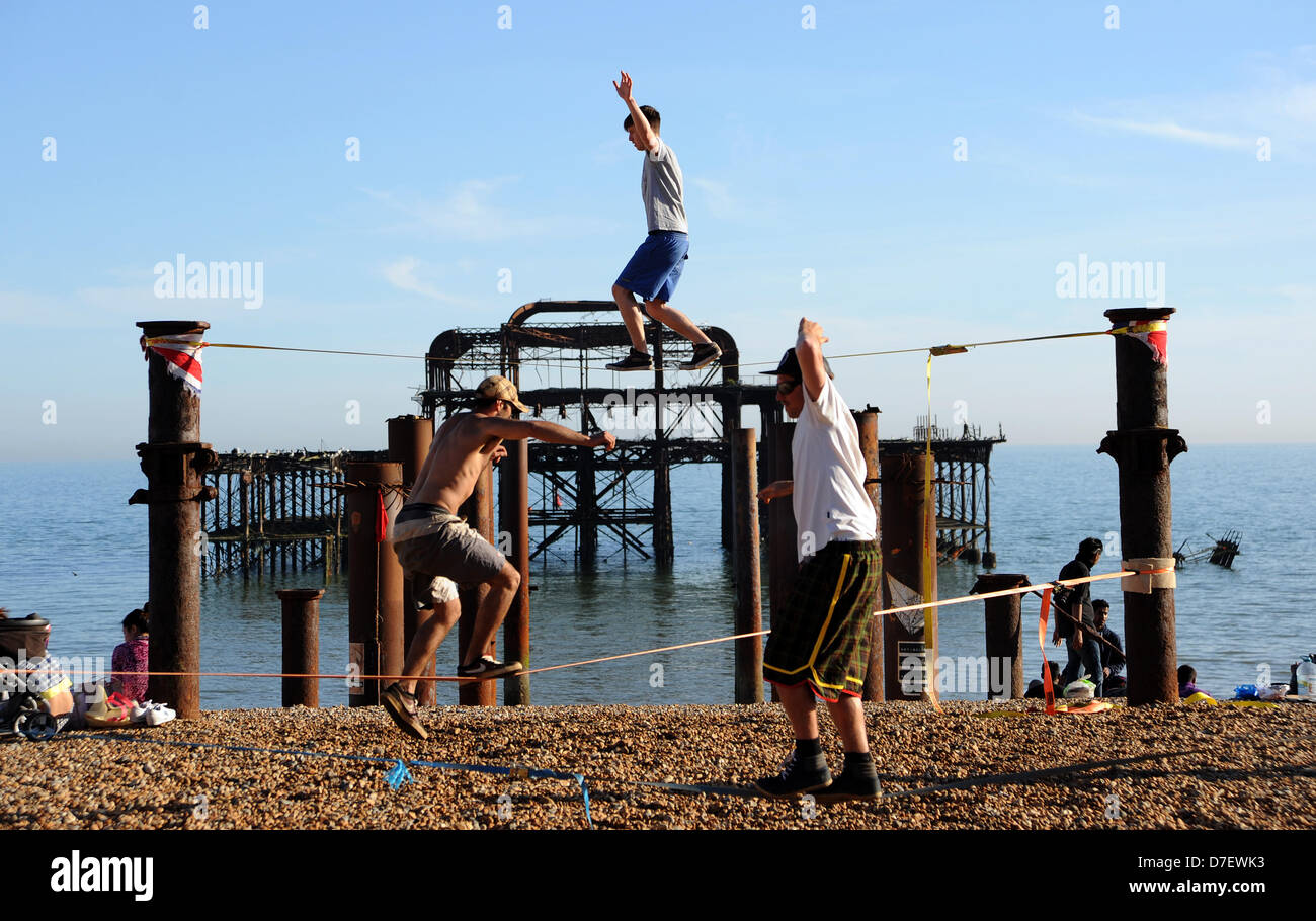 Brighton, Reino Unido el 6 de mayo de 2013 - Estrecha cuerda andadores probar sus habilidades en el West Pier en Brighton Beach temprano en la noche después de un largo día de sol durante el Día Feriado Lunes fotografía tomada por Simon Dack/Alamy Live News Foto de stock