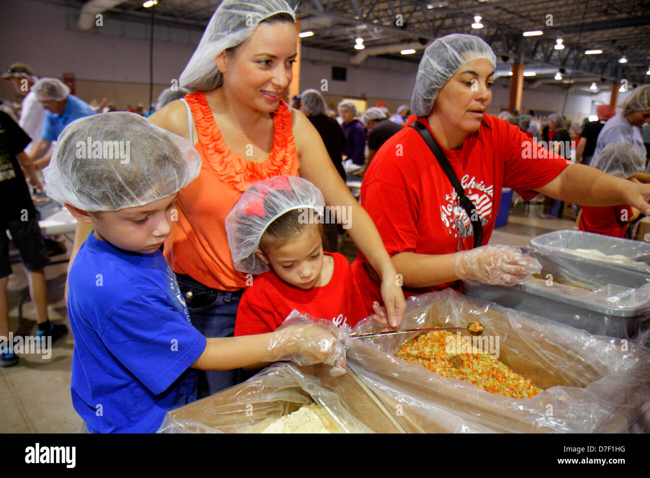 Miami Florida,Miami Dade County Fair and Expo,Feed My Starving Children,voluntarios servicio comunitario voluntariado trabajadores de trabajo,teamwo Foto de stock