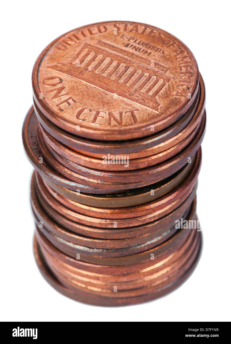 Una pila de 1 centavos (penny) monedas aislado sobre fondo blanco. Esta es la versión centavo que se produjo entre los años 1959-2008 Foto de stock