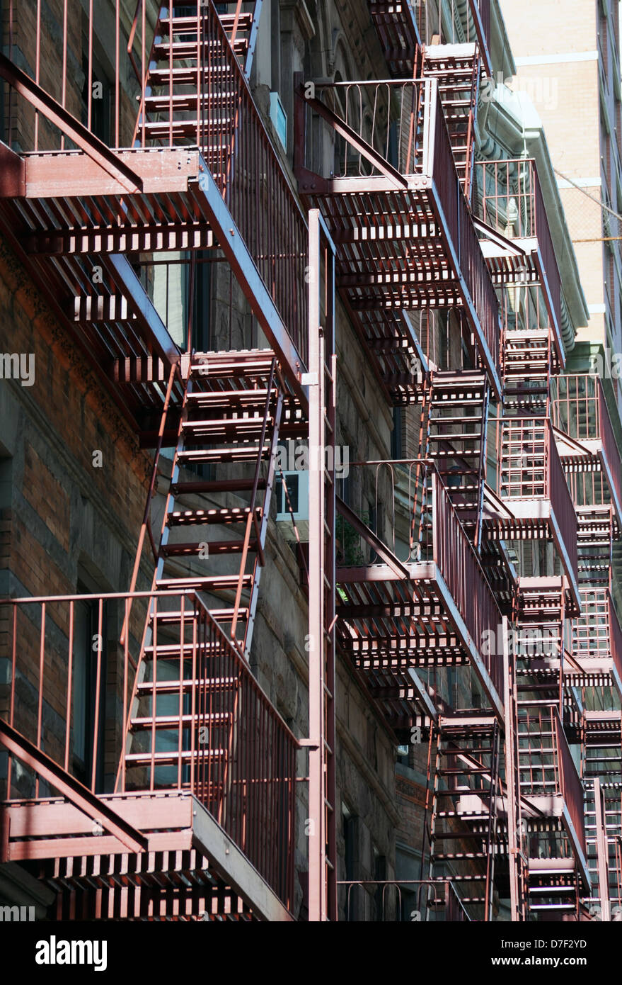 Construcción de escaleras de evacuación de incendios de la ciudad de Nueva  York Borough de NY, el edificio, escaleras de escape en caso de incendio  Fotografía de stock - Alamy