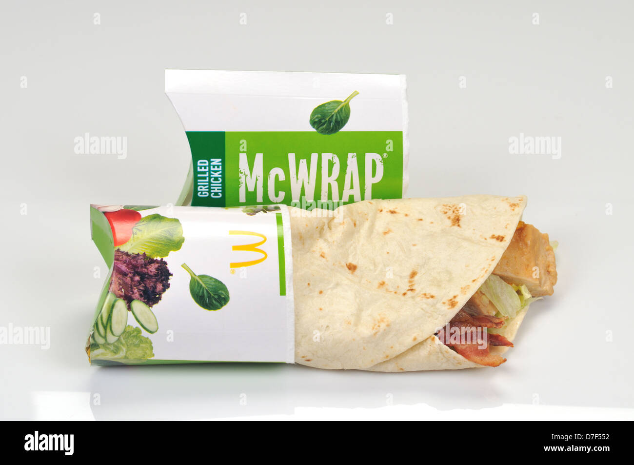 McDonalds McWrap sándwich de pollo a la plancha con embalaje sobre fondo  blanco del recorte. Ee.Uu Fotografía de stock - Alamy