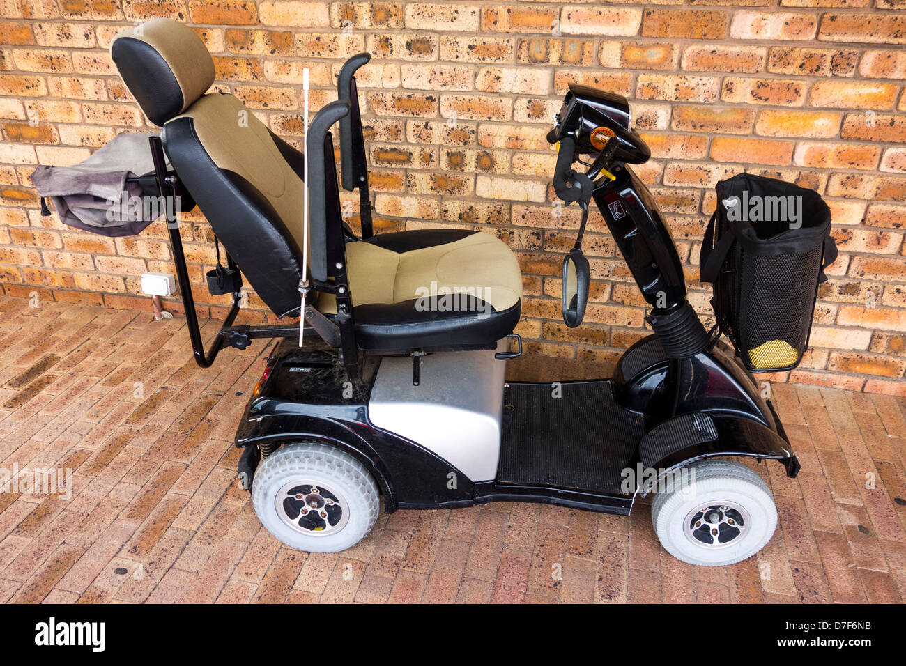 Silla de ruedas eléctrica para discapacitados fotografías e imágenes de  alta resolución - Alamy