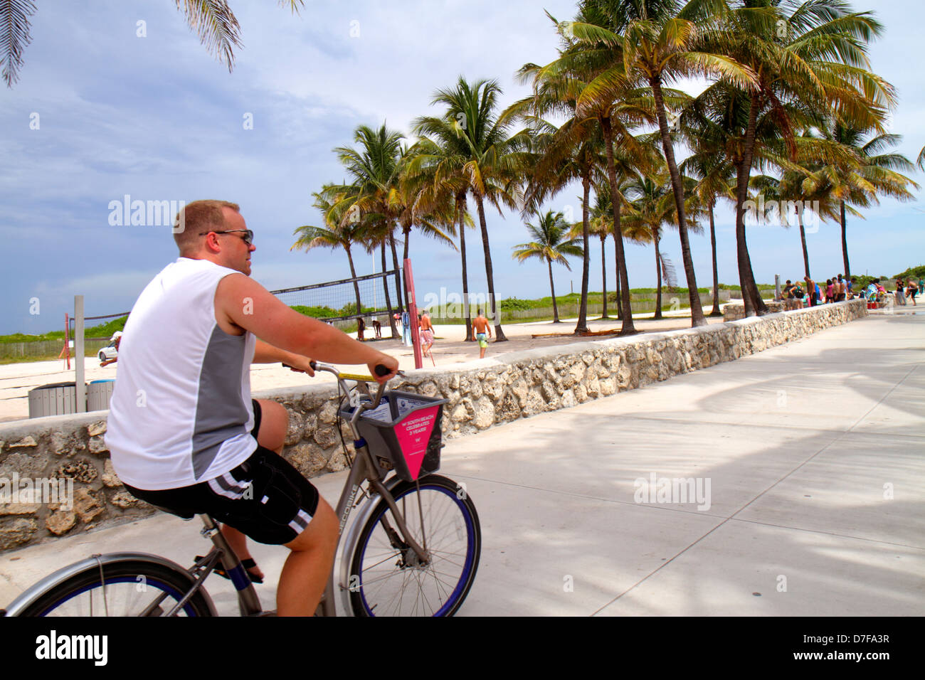 Miami Beach Florida, adulto, adultos, hombre hombre hombre varón, bicicleta,  bicicleta bicicletas ciclismo montar bicicleta jinetes bicicleta bicicletas,  jinete, montar, sin casco, visitantes tr Fotografía de stock - Alamy