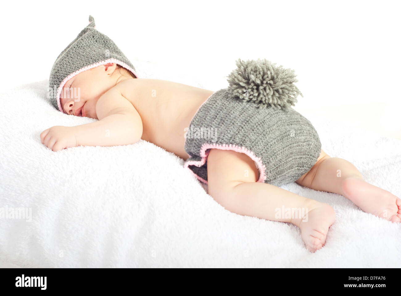 Bebé recién nacido dormía en tejidos traje de sobre fondo blanco Fotografía de stock - Alamy